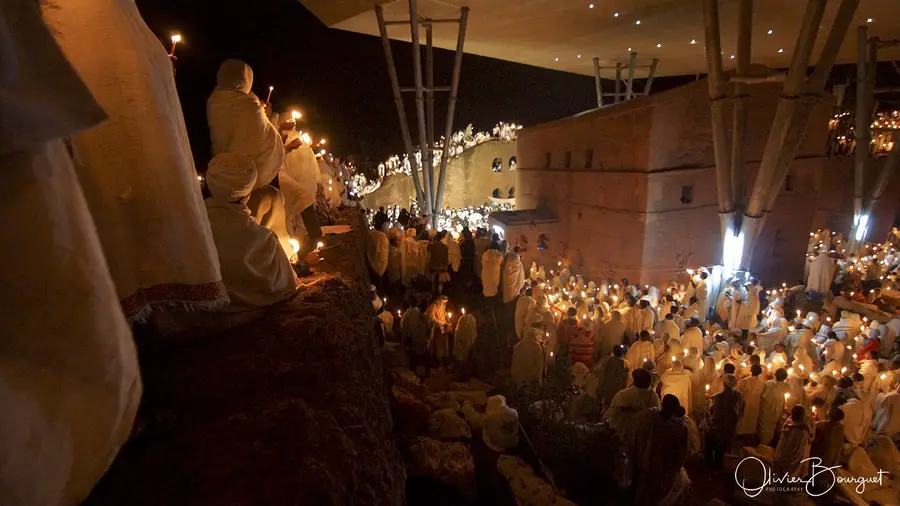Lalibela de nuit, la foule des pèlerins éclairée par les bougies