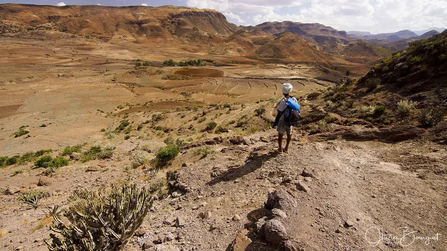 Un marcheur sur un sentier dominant un vaste paysage, Éthiopie