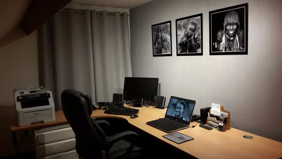 Trois tirages en noir et blanc d’Olivier Bourguet accrochés au mur d’un bureau