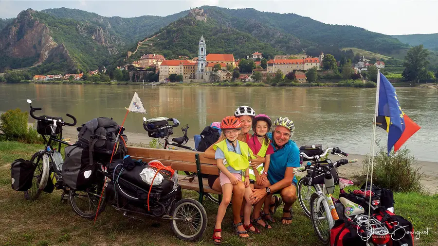 La famille Bourguet et ses vélos au bord du Danube, en Autriche