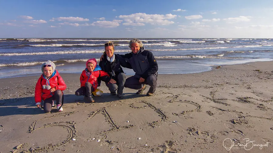 La famille Bourguet sur une plage, en Roumanie