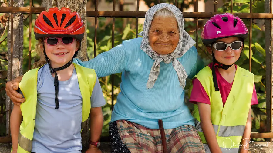 Les deux fillettes avec une vieille dame, en Bulgarie