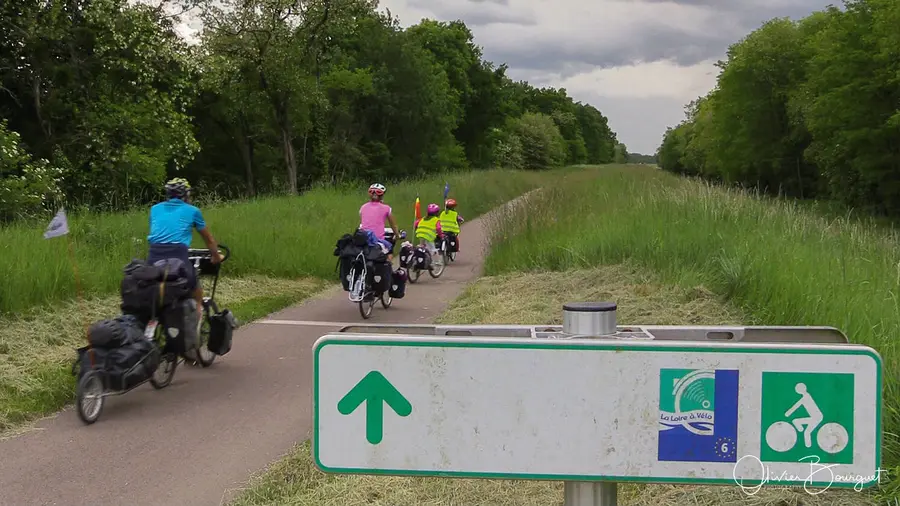 La famille à vélo sur une piste cyclable balisée, en France