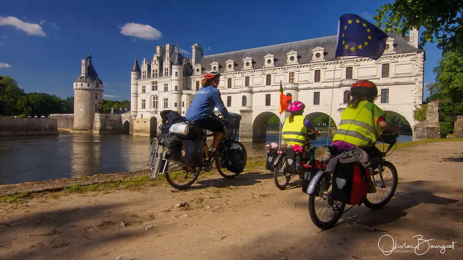 La famille à vélo devant le château de Chenonceau