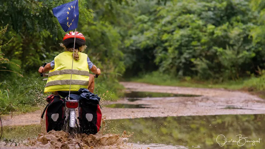 Une fillette à vélo, drapeau européen au vent, sur l’EuroVélo 6 en Hongrie