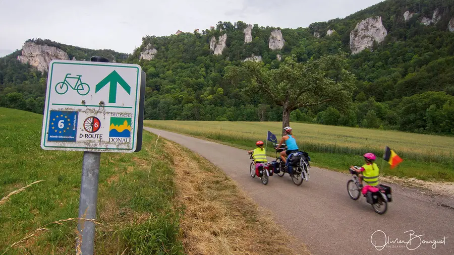 La famille à vélo près d’un panneau de l’EuroVélo 6, en Allemagne