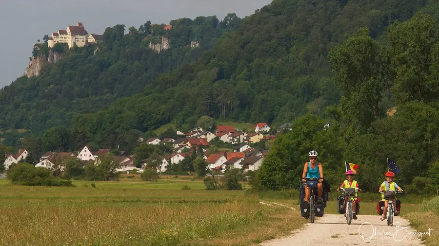 La famille Bourguet à vélo, un château sur la colline, en Allemagne