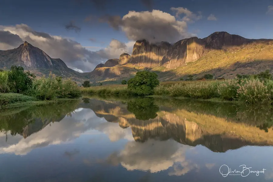 Montagnes de granit de Madagascar se reflétant dans un étang