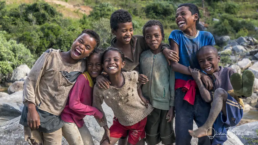 Enfants malgaches riant aux éclats