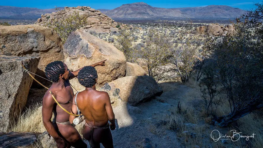 Deux hommes en tenue traditionnelle sur des rochers, Namibie