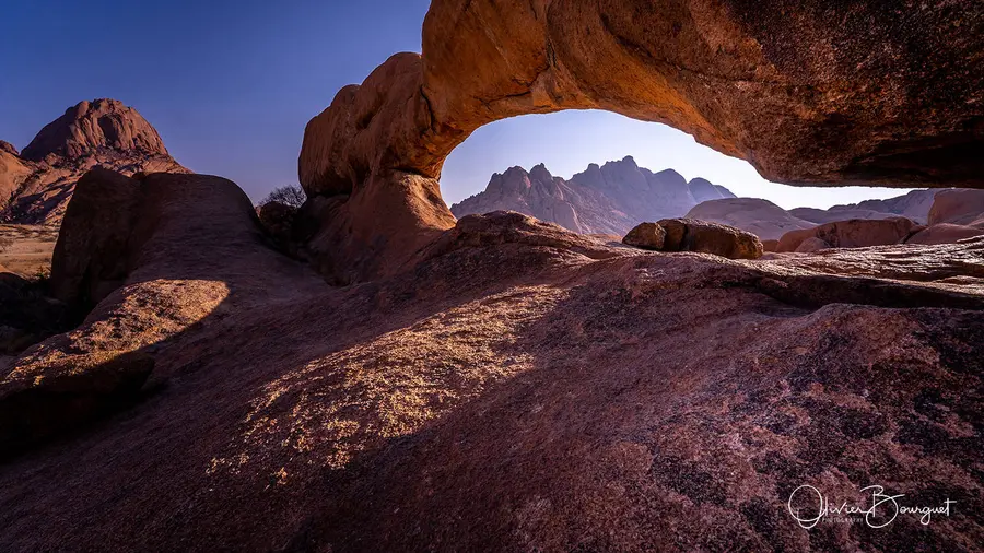 Arche de granite au Spitzkoppe, en Namibie