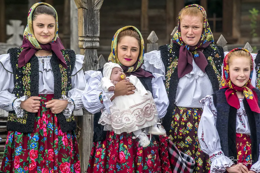 Femmes et enfants en costume traditionnel le jour de Pâques, en Roumanie
