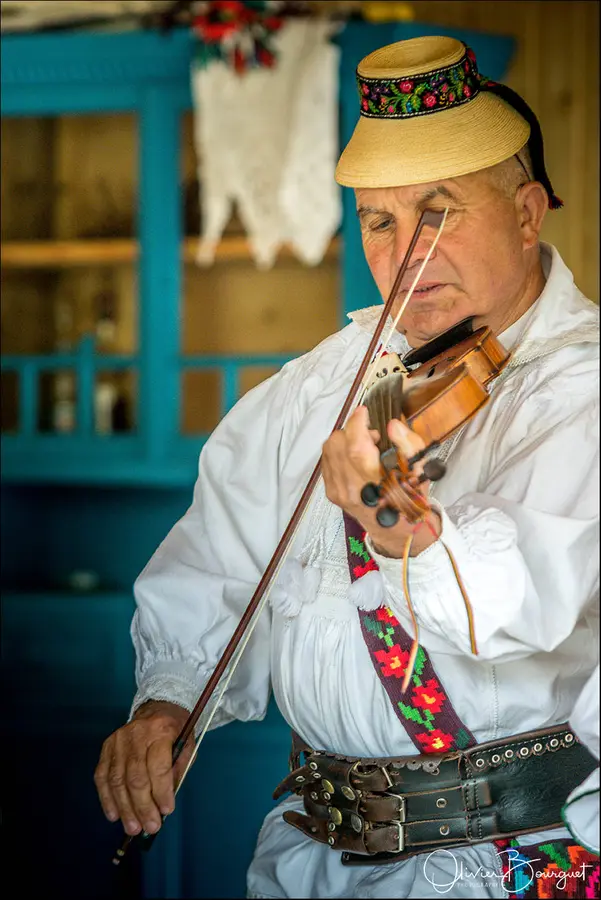 Un violoniste en costume traditionnel du Maramurès, en Roumanie